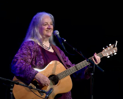 Eileen live w guitar